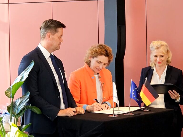 Unterzeichnung einer EIB-Finanzierung mit Dr. Frank Reiners und Nicola Beer sowie einer Juristin (Foto: CG/NM | NewsMark #01)
