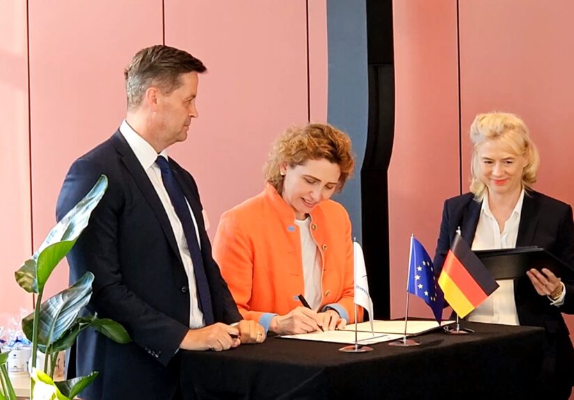 Unterzeichnung einer EIB-Finanzierung mit Dr. Frank Reiners und Nicola Beer sowie einer Juristin (Foto: CG/NM | NewsMark #01)