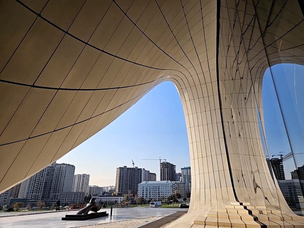 Architektur von Zaha Zadid , das Heydar – Aliyev – Zentrum in Baku (Foto: Christian Grosse)