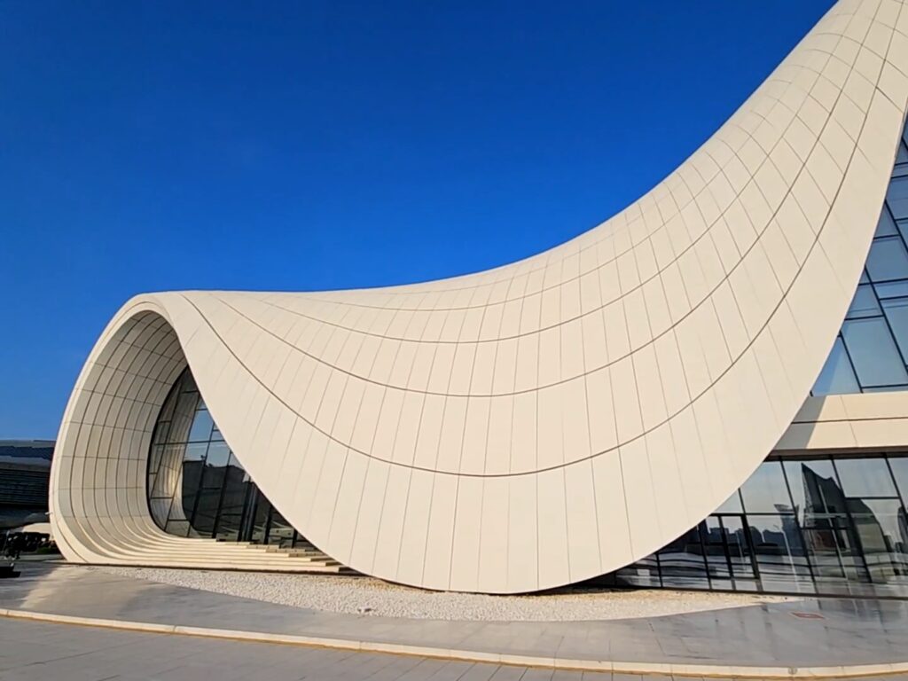Architektur von Zaha Zadid , das Heydar – Aliyev – Zentrum in Baku (Foto: Christian Grosse)