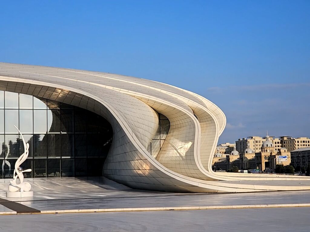 Architektur von Zaha Zadid , das Heydar – Aliyev – Zentrum in Baku (Foto: Christian Grosse)