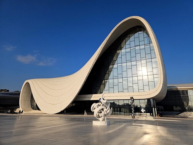 Architektur von Zaha Zadid , das Heydar – Aliyev – Zentrum in Baku (Foto: Christian Grosse)
