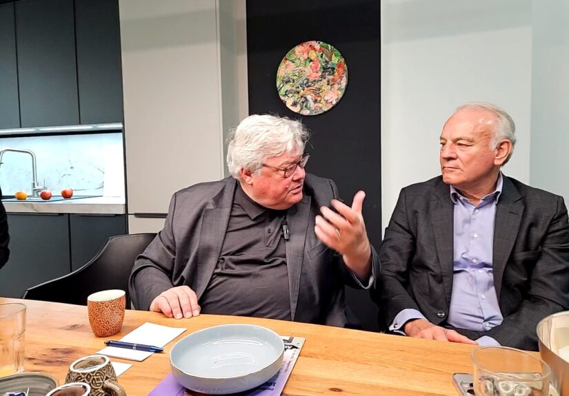 Newsmark 2-25 Europapolitiker Reinhard Bütikofer als Gast beim Küchen-Studio-Dialog mit fesselnden Ausführungen zu China und dem Weltmarkt. Der Vortrag ist auch als Podcast nachhörbar. (Fotos: Newsmark) Küchen-Studio-Dialog