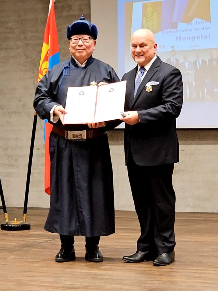 Botschafter der Mongolei, S.E. Dr. Mandakhbilig Birvaa mit MdB Manfred Grund und der Polarsternurkunde (Foto: NewsMark)