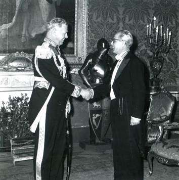 Übergabe des Beglaubigungsschreibens an den ersten deutschen Botschafter auf Malta, Karl Gustav Wollenweber durch Sir Henry Maurice Dorman (Foto: Politisches Archiv des Auswärtigen Amtes (Das besondere Dokument))