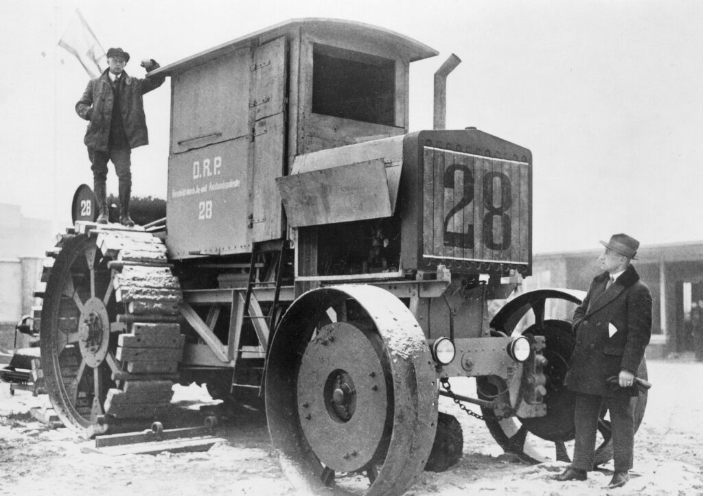 1930 – Zur Eröffnung der 5. Grünen Woche wird eine riesige huntertpferdige Erdbearbeitungs-Maschine vorgestellt - Copyright Vermerk: © Messe Berlin GmbH