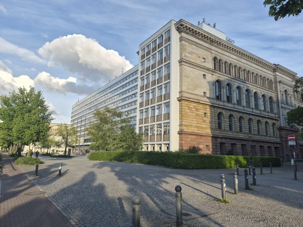 Hinter der Fassade der TU Berlin befindet sich noch der Altbau der ehemaligen Königlich Technische Hochschule zu Berlin - jetzt ist alles zu (Foto: J. Wachsmuth)