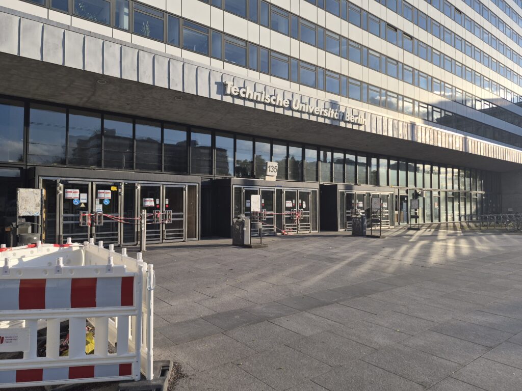 Rot-Weisse-Bänder sperren die behördlich geschlossenen Türen zum TU-Hauptgebäude (Foto: J. Wachsmuth)