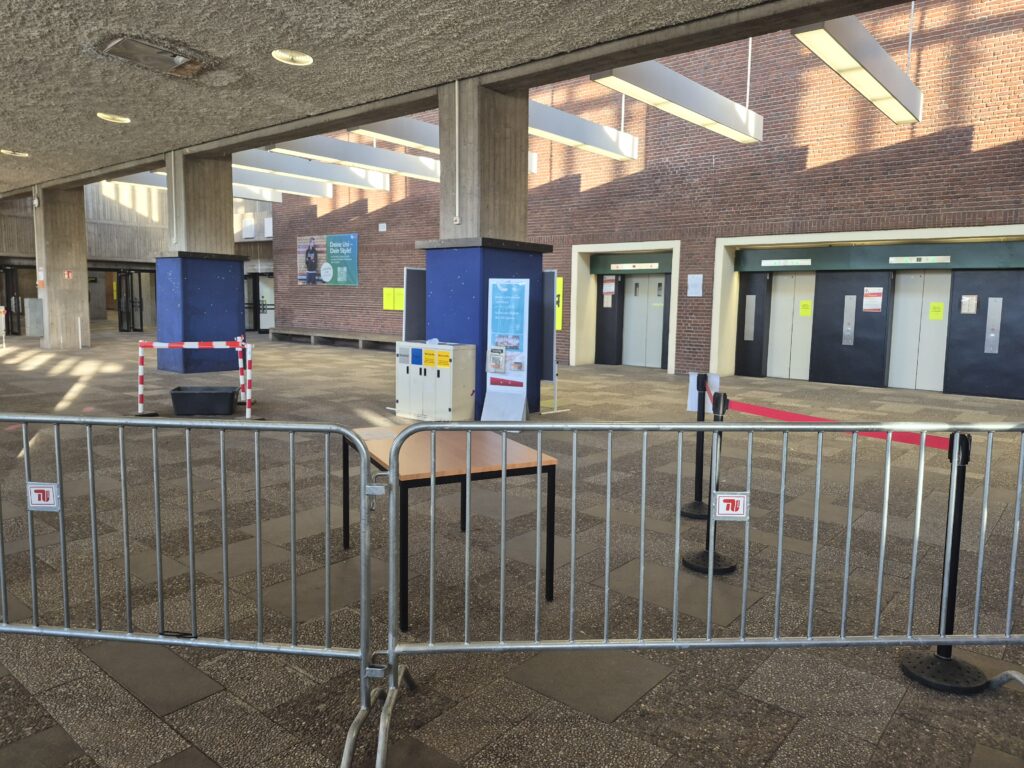 Gitter sperren den freien Zugang zur Leere - TU-Hauptgebäude (Foto: J. Wachsmuth)