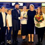 Elke Büdenbender, Rabbiner Yehuda Teichtal und jüdisch-ukrainische Kinder bei der Preisverleihung (Foto: C. Grosse)