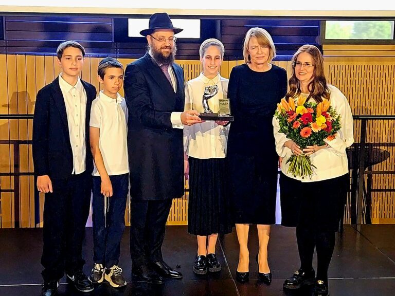 Elke Büdenbender, Rabbiner Yehuda Teichtal und jüdisch-ukrainische Kinder bei der Preisverleihung (Foto: C. Grosse)