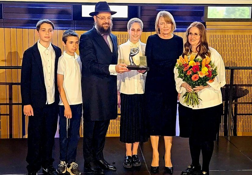 Elke Büdenbender, Rabbiner Yehuda Teichtal und jüdisch-ukrainische Kinder bei der Preisverleihung (Foto: C. Grosse)