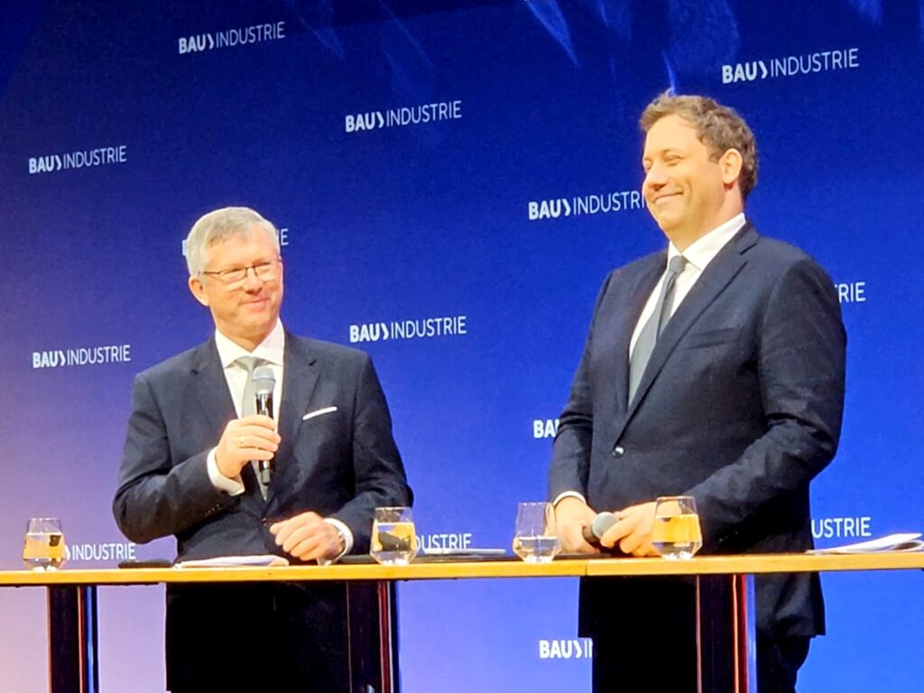 Olaf Demuth, Präsident HDB, in Diskussion mit Lars Klingbeil MdB, Vizekanzler und Bundesminister der Finanzen (Foto: C. Grosse)