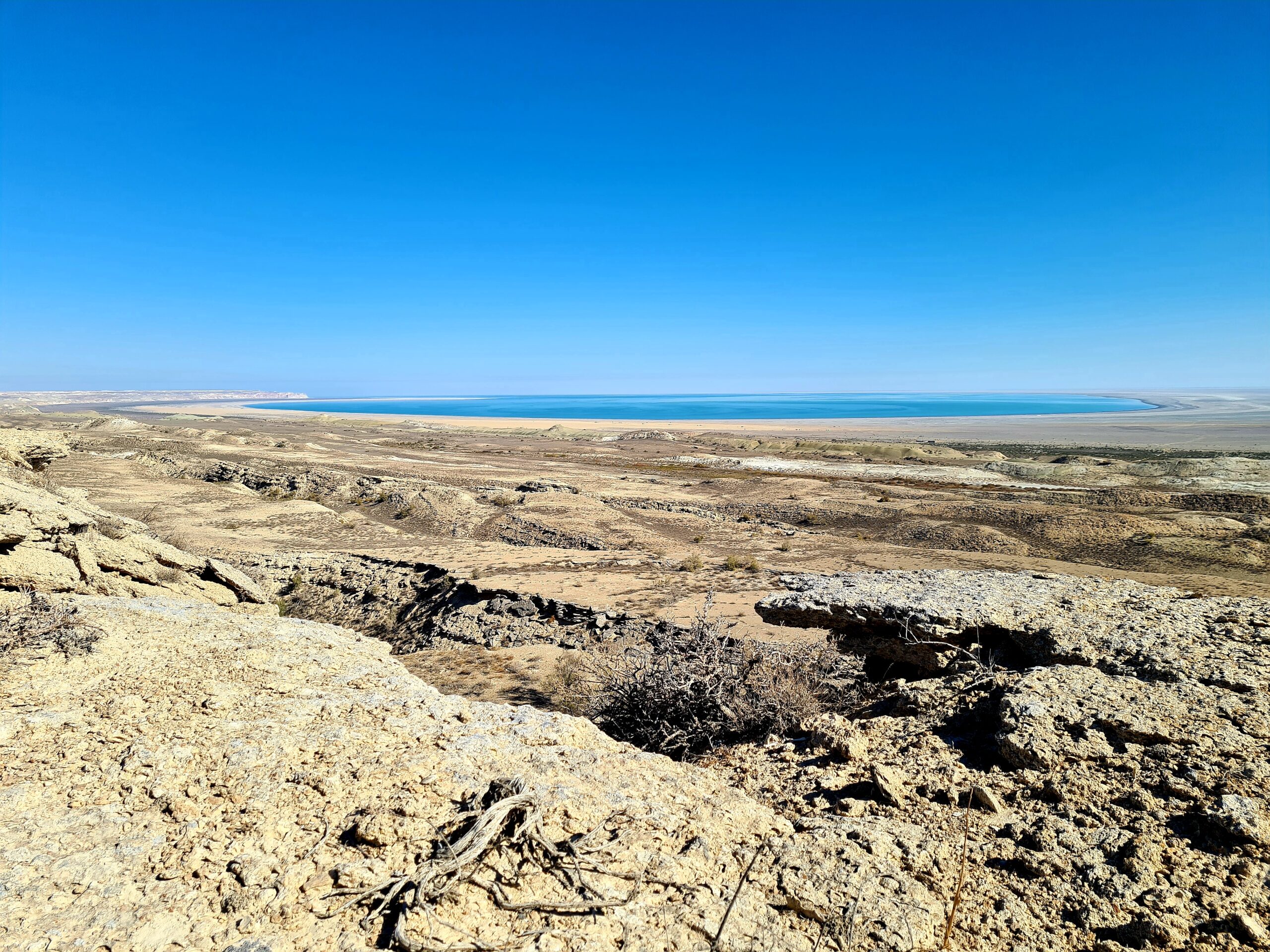 Blick auf den Aralsee von den Ausläufern des Ustyurt-Plateaus (Foto: C. Grosse)