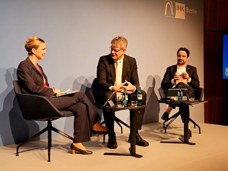 Diskussionspanel mit IHK-Hauptgeschäftsführerin Manja Schreiner, Bundesverkehrsminister Patrick Schnieder (CDU) und IHK-Vizepräsident Robert Rückel (Foto: C. Grosse)