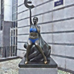 EU ohne USA: digital fast nackt | Foto: „Europa“ (May Claerhout, 1993), Europäisches Parlament, Brüssel | KI-Bildbearbeitung mit Grok