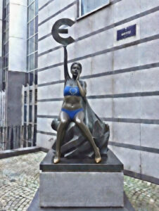 EU ohne USA: digital fast nackt | Foto: „Europa“ (May Claerhout, 1993), Europäisches Parlament, Brüssel | KI-Bildbearbeitung mit Grok