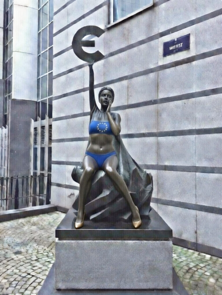EU ohne USA: digital fast nackt | Foto: „Europa“ (May Claerhout, 1993), Europäisches Parlament, Brüssel | KI-Bildbearbeitung mit Grok