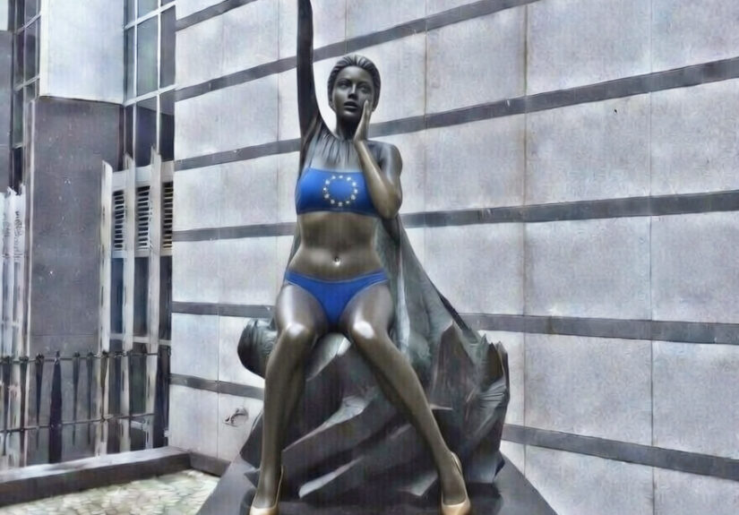 EU ohne USA: digital fast nackt | Foto: „Europa“ (May Claerhout, 1993), Europäisches Parlament, Brüssel | KI-Bildbearbeitung mit Grok