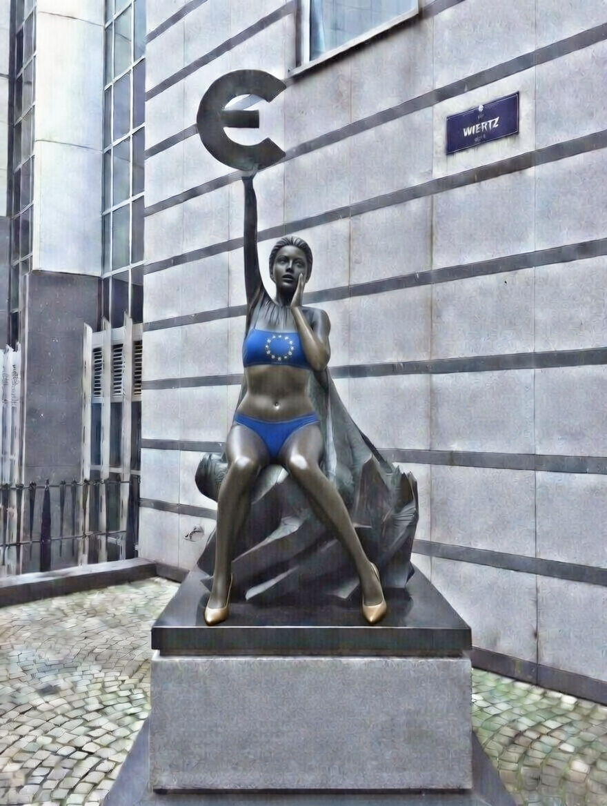 EU ohne USA: digital fast nackt | Foto: „Europa“ (May Claerhout, 1993), Europäisches Parlament, Brüssel | KI-Bildbearbeitung mit Grok