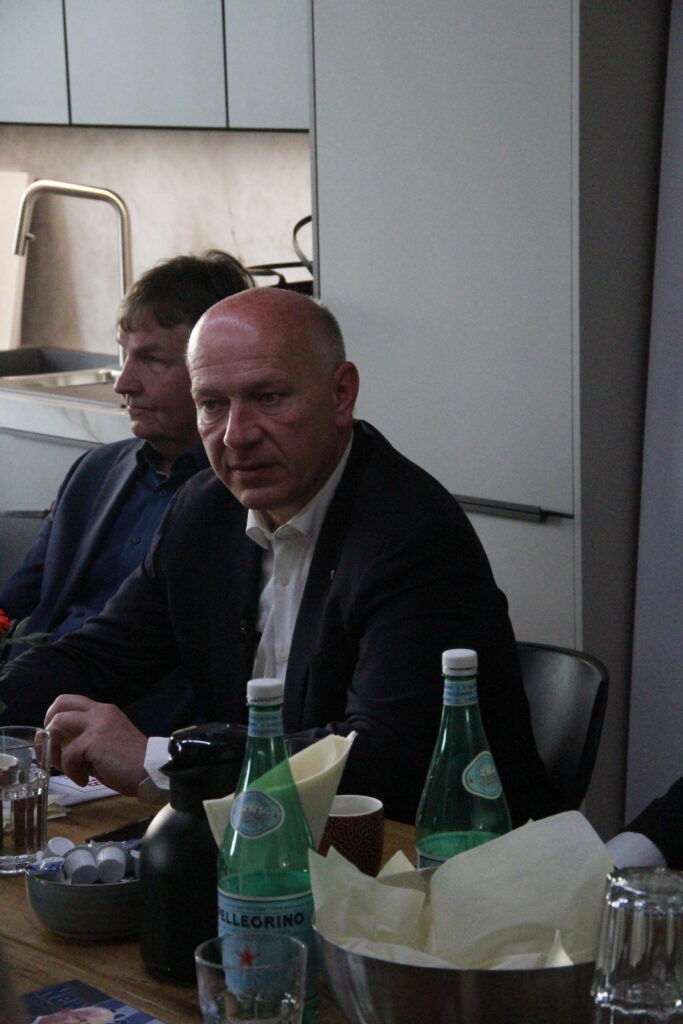 Kai Wegner im Küchen-Studio-Dialog (Foto: Wachsmuth)