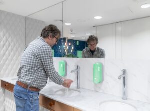 Wichtiger Faktor, gerade im Sommer: gut ausgestattete Waschräume für Mitarbeitende und Besucher. (Foto: © Rentokil Initial)
