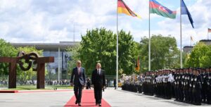 Willkommenszeremonie in Berlin mit S.E. Ilham Aliyev, Präsident von Aserbaidschan und Bundeskanzler Friedrich Merz (Foto: offizielle Webseite des Präsidenten von Aserbaidschan)