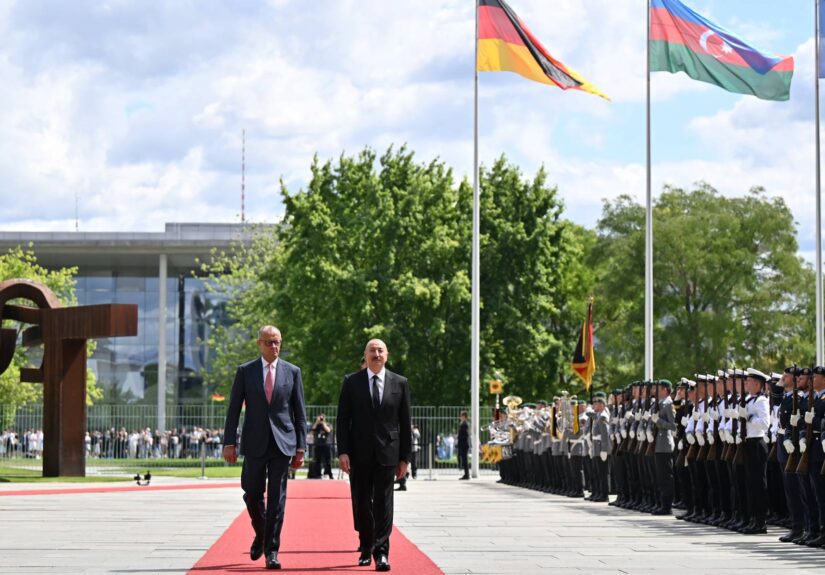 Willkommenszeremonie in Berlin mit S.E. Ilham Aliyev, Präsident von Aserbaidschan und Bundeskanzler Friedrich Merz (Foto: offizielle Webseite des Präsidenten von Aserbaidschan)