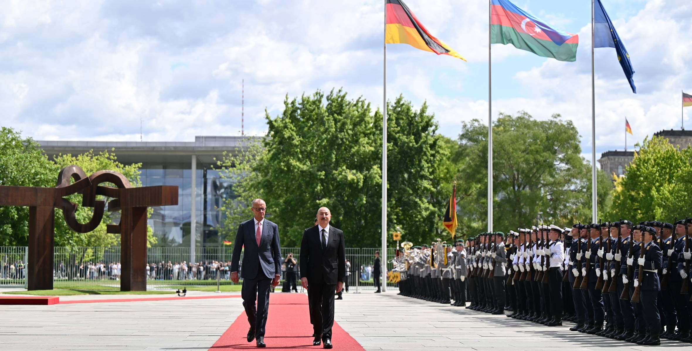 Willkommenszeremonie in Berlin mit S.E. Ilham Aliyev, Präsident von Aserbaidschan und Bundeskanzler Friedrich Merz (Foto: offizielle Webseite des Präsidenten von Aserbaidschan)