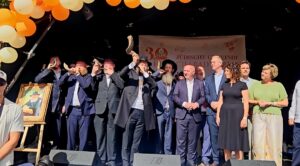 Das Schofar-Ritual zum Abschluss des Empfangs mit Yehuda Teichtal, Kai Wegner, Ron Prosor u.a. (Foto: C. Grosse)