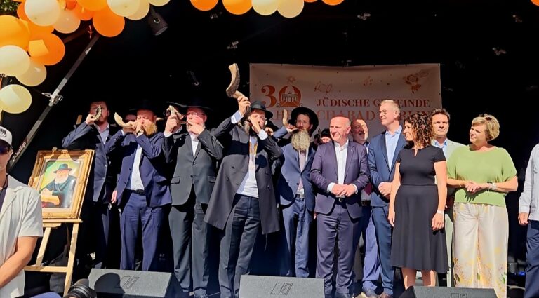Das Schofar-Ritual zum Abschluss des Empfangs mit Yehuda Teichtal, Kai Wegner, Ron Prosor u.a. (Foto: C. Grosse)