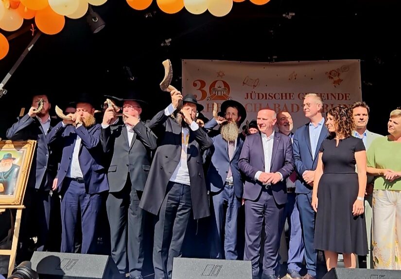 Das Schofar-Ritual zum Abschluss des Empfangs mit Yehuda Teichtal, Kai Wegner, Ron Prosor u.a. (Foto: C. Grosse)