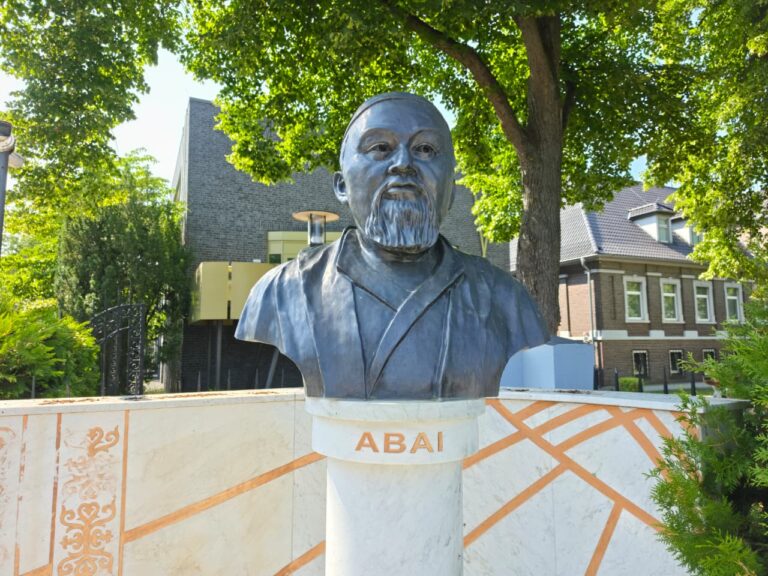 Büste vom kasachischen Nationaldichter Abai Qunanbajuly vor der Botschaft der Republik Kasachstan in der Bundesrepublik Deutschland (Foto: Botschaft der Republik Kasachstan)