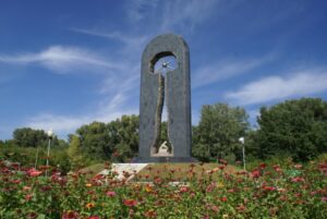Denkmal für die Opfer des Atomwaffentestgeländes Semipalatinsk – „Stärker als der Tod“ (Stadt Semei) (Foto: hqolibrary.kz)