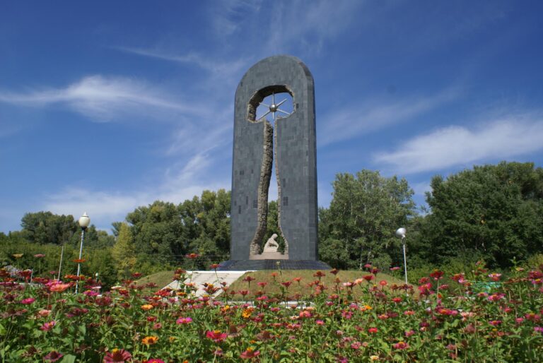 Denkmal für die Opfer des Atomwaffentestgeländes Semipalatinsk – „Stärker als der Tod“ (Stadt Semei) (Foto: hqolibrary.kz)