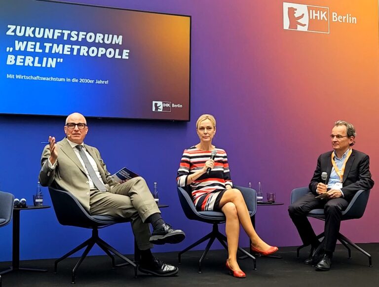 Diskussionsforum mit Moderator Volker Wieprecht, IHK-Hauptgeschäftsführerin Manja Schreiner und Prof. Dr. Bernhard Boockmann ( IAW) (Foto: C. Grosse)