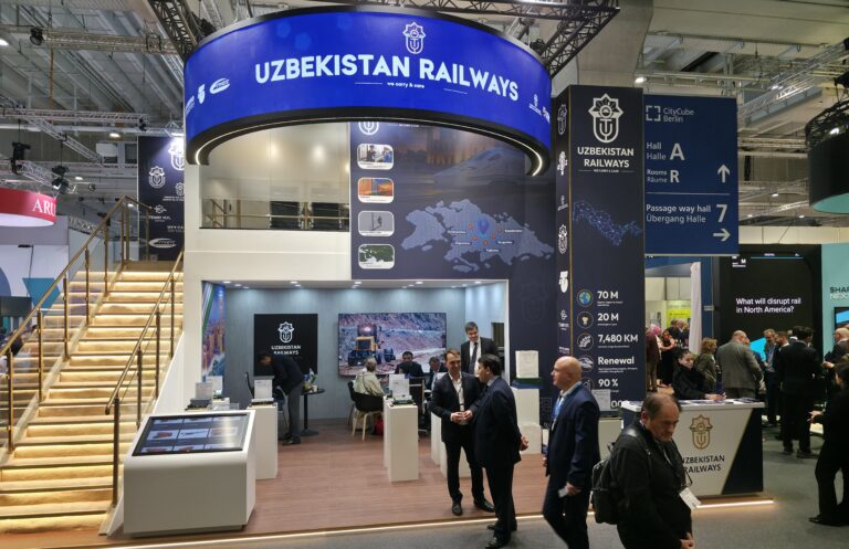 Stand von Uzbekistan Railways auf der InnoTrans 2026 (Foto: B. Aslanov, Botschaft der Republik Usbekistan)