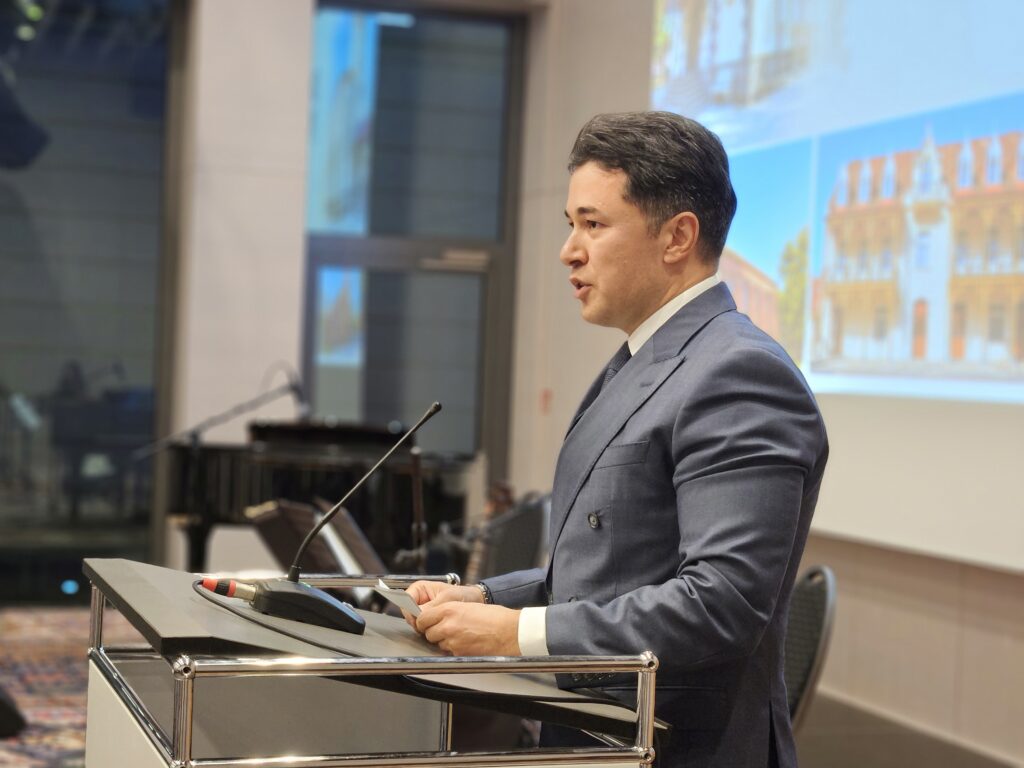 Vorstellung des Films „Kontrapunkt“ und Begrüßung der Gäste von Rufat Hamzayev, Executive Director „anewz.tv“ (Foto: C. Grosse)