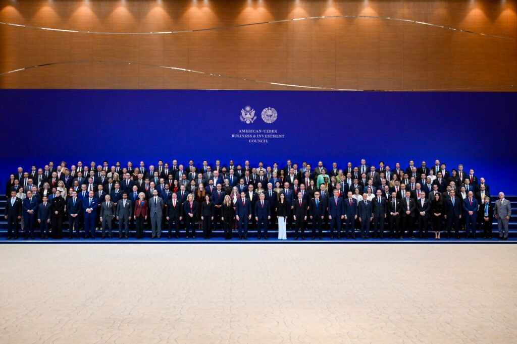 Der usbekische Präsident Shavkat Mirsiyoyew und US-Außenminister Marco Rubio (erste Reihe Mitte) mit den rund 200 Delegierten des C5+1-Wirtschaftsgipfels in Samarkand (Foto: Oʻzbekiston Milliy axborot agentligi (Nationale Nachrichtenagentur Usbekistans))