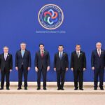 US-Außenminister Marco Rubio (Mitte) beim C5+1-Ministertreffen in Samarkand mit den Vertretern der fünf zentralasiatischen Republiken Kasachstan, Kirgisistan, Tadschikistan, Turkmenistan und Usbekistan (Foto: Oʻzbekiston Milliy axborot agentligi (Nationale Nachrichtenagentur Usbekistans))