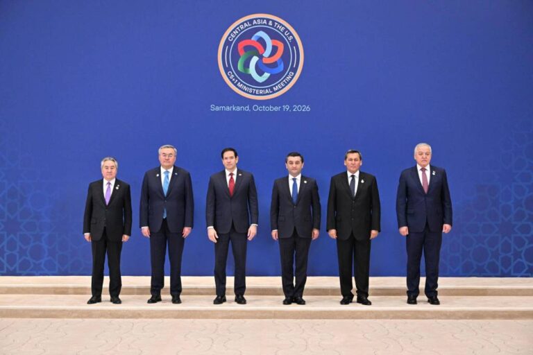 US-Außenminister Marco Rubio (Mitte) beim C5+1-Ministertreffen in Samarkand mit den Vertretern der fünf zentralasiatischen Republiken Kasachstan, Kirgisistan, Tadschikistan, Turkmenistan und Usbekistan (Foto: Oʻzbekiston Milliy axborot agentligi (Nationale Nachrichtenagentur Usbekistans))