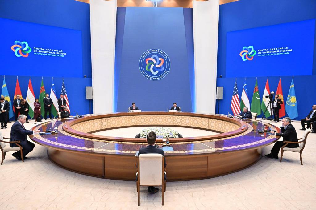Beratungen im Konferenzsaal mit US-Außenminister Marco Rubio (Mitte) beim C5+1-Ministertreffen in Samarkand mit den Vertretern der fünf zentralasiatischen Republiken Kasachstan, Kirgisistan, Tadschikistan, Turkmenistan und Usbekistan (Foto: Oʻzbekiston Milliy axborot agentligi (Nationale Nachrichtenagentur Usbekistans))