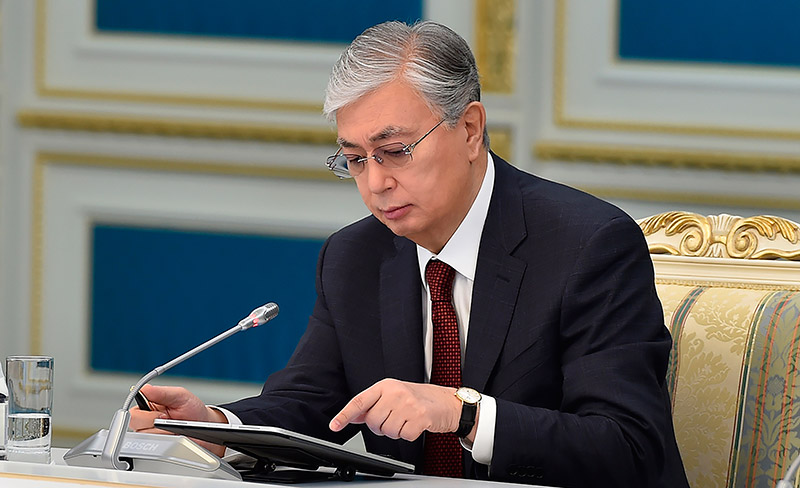 Präsident Kassym-Jomart Tokayev bei der Durchsicht digitaler Regierungsberichte (Foto: Official website of the President of the Republic of Kazakhstan (akorda.kz)