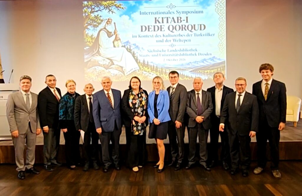 Symposiumteilnehmer mit Marzena Schöne, Referatsleiterin im Sächsischen Staatsministerium für Wissenschaft, Kultur und Tourismus (mitte) und Katrin Stump, Generaldirektorin der Sächsischen Landesbibliothek –Staats- und Universitätsbibliothek Dresden (SLUB) (Foto: C. Grosse)