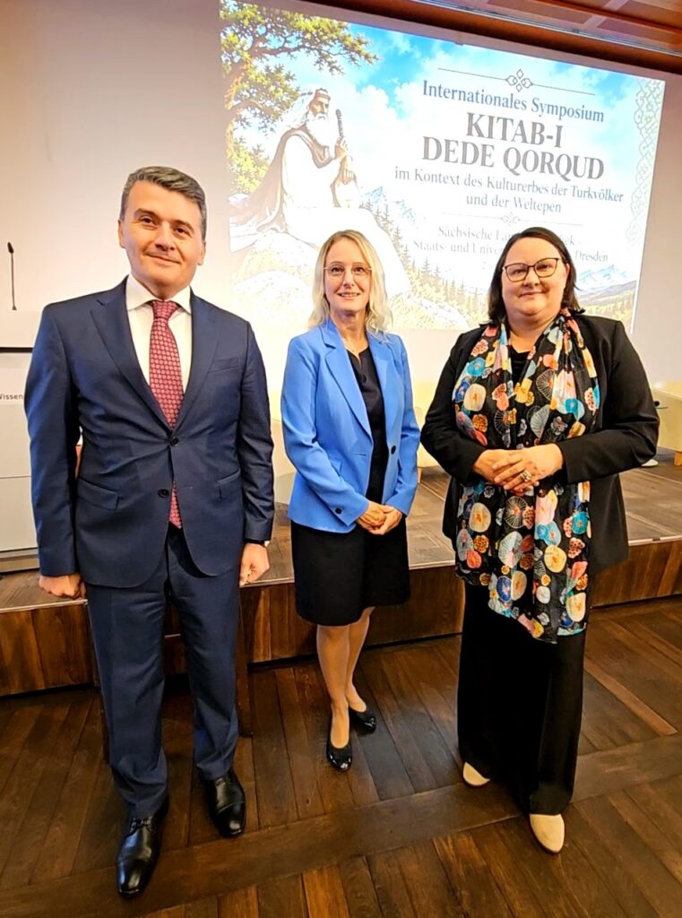 S.E. Nasimi Aghayev, Botschafter der Republik Aserbaidschan, Dr. Marzena Schöne, Referatsleiterin im Sächsischen Staatsministerium für Wissenschaft, Kultur und Tourismus (mitte) Katrin Stump, Generaldirektorin der Sächsischen Landesbibliothek –Staats- und Universitätsbibliothek Dresden (SLUB)   (Foto: C. Grosse)