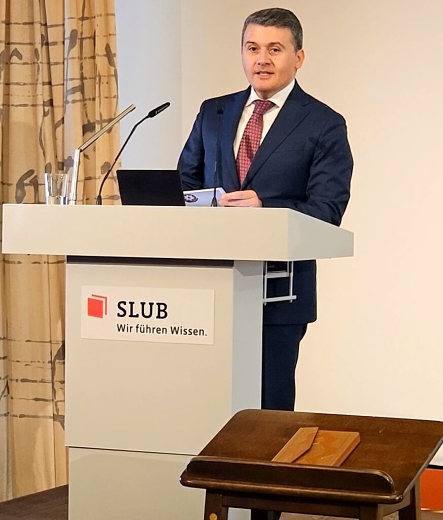 S.E. Nasimi Aghayev, Botschafter der Republik Aserbaidschan, bei der Eröffnungsrede zum Symposium (Foto: C. Grosse)