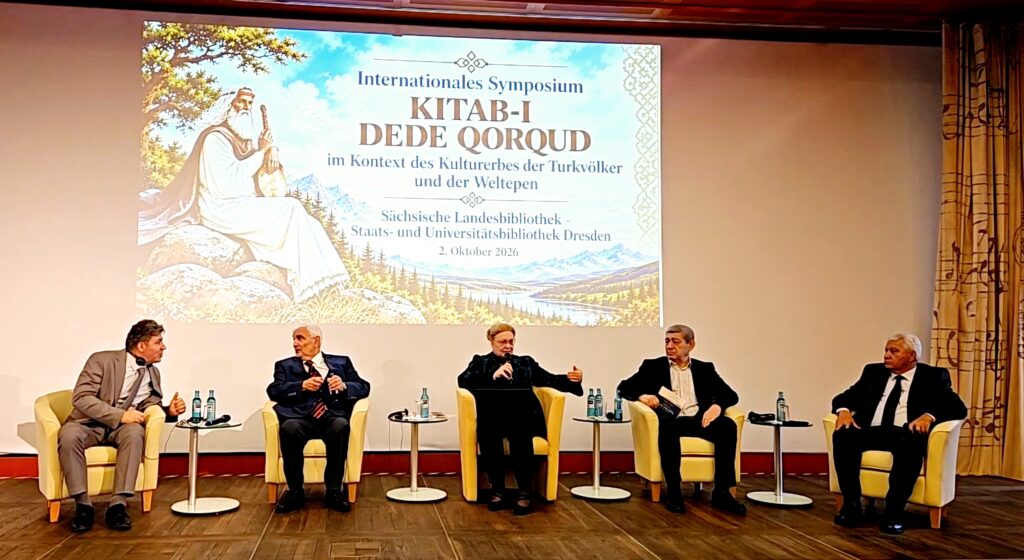 Paneldiskussion- Thema: „Das Dede Qorqud Epos: Handschriftliches Erbe, historisches Gedächtnis und Kultur der Turkvölker“. Leitung: Frau Prof. Dr. Ewa-Maria Auch (Foto: C. Grosse)