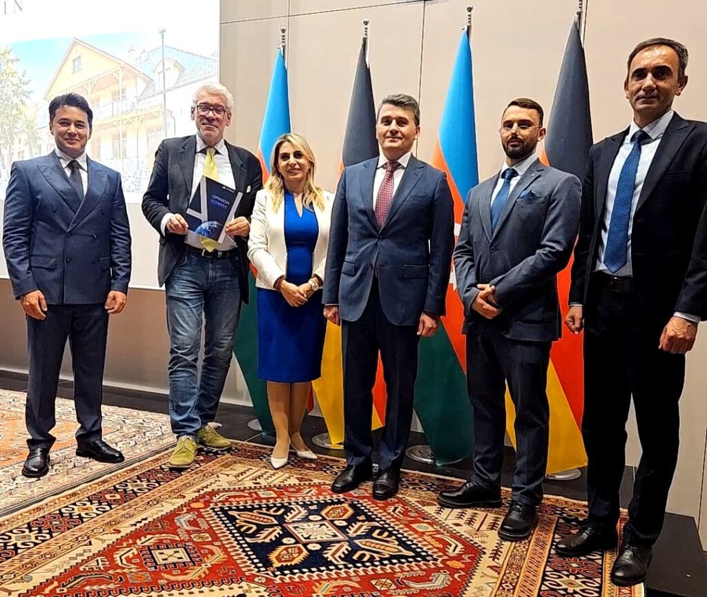 S.E. Nasimi Aghayev, Botschafter der Republik Aserbaidschan, Rena Jafarowa, Business Development Director „anewz.tv“. Rufat Hamzayev, Executive Director „anewz.tv”, Christian Grosse, Präsident Open International Dialogue und Filmteam “Kontrapunkt” (Foto: C. Grosse)