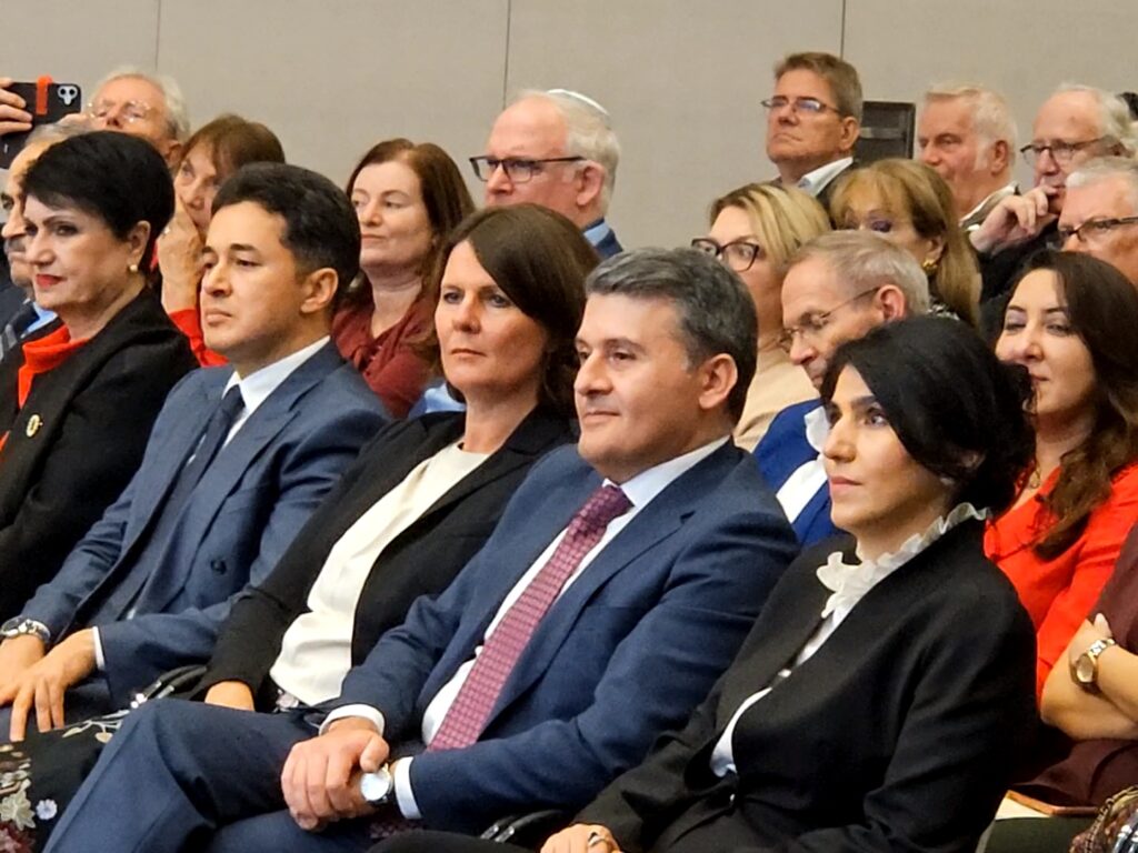 S.E. Nasimi Agayev, Botschafter der Republik Aserbaidschan und Anja Wallau (li.), die Beauftragte für grenzüberschreitende und regionale Zusammenarbeit des Auswärtigen Amtes (Foto: C. Grosse)