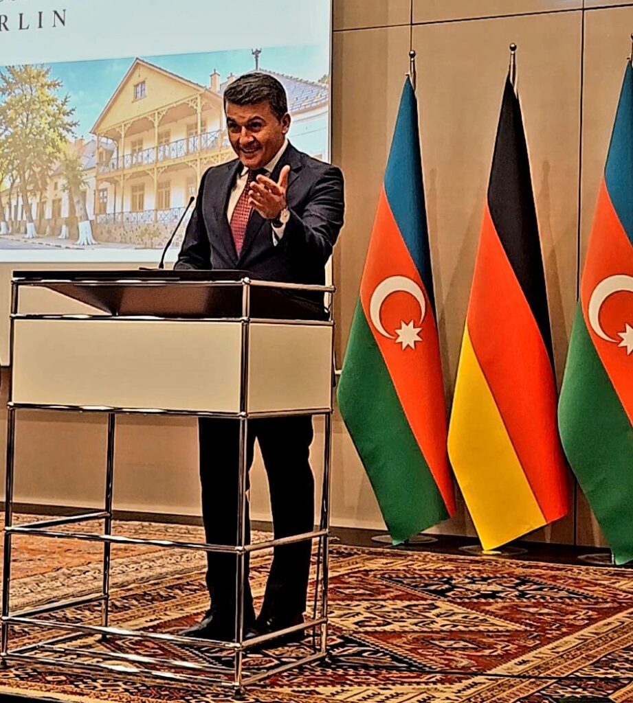 S.E. Nasimi Aghayev, Botschafter der Republik Aserbaidschan bei der Begrüßungsrede (Foto: C. Grosse)
